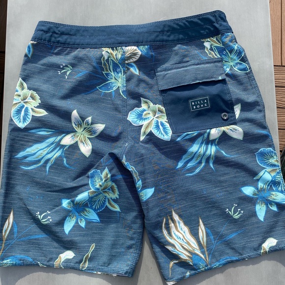 Billabong Board Shorts - Size 28 - Picture 2 of 2